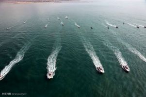 نزدیکشدن قایقهایایران بهکشتی فرماندهآمریکایی