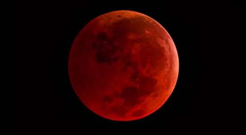 چرا ماه در زمان خسوف کامل قرمز رنگ می‌شود؟