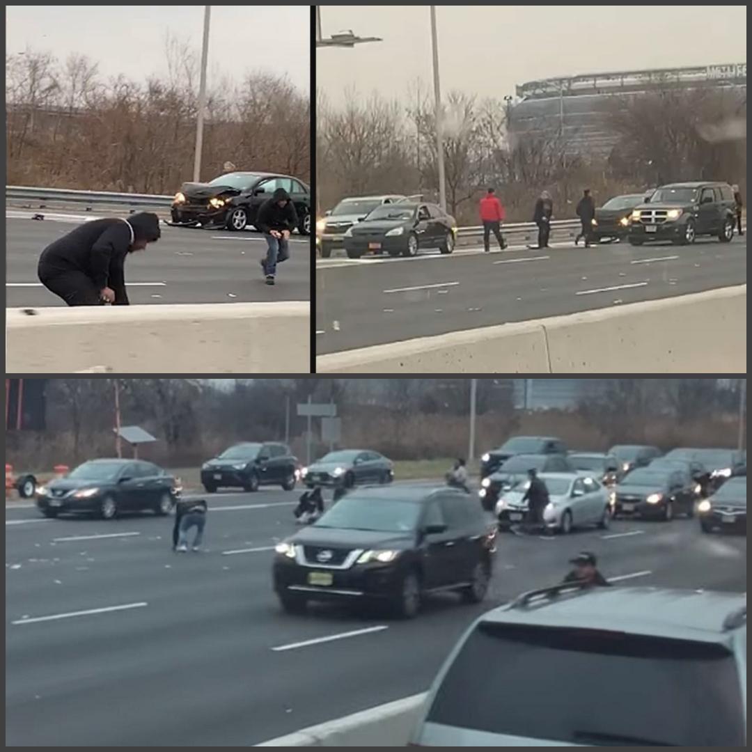 خودروی حمل پول ۳۰۰ هزار دلار را در خیابان ریخت! خودروی حمل پول ۳۰۰ هزار دلار را در خیابان ریخت!