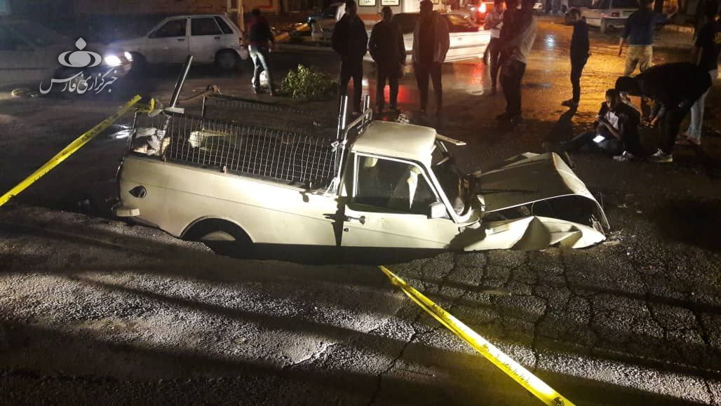 استمرار بارش&zwnj;ها تا روز سه شنبه در نوار غرب و شمال غربی کشور / واژگونی اتوبوس دانش آموزان شهرکردی به دلیل لغزندگی جاده/ آب گرفتگی ساختمان&zwnj;های مسکن مهر در شهر پلدختر/ مسدود شدن مسیر ارتباطی چند روستا در شهرستان کوهرنگ