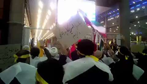 تجمع کفن پوشان در فرودگاه امام خمینی