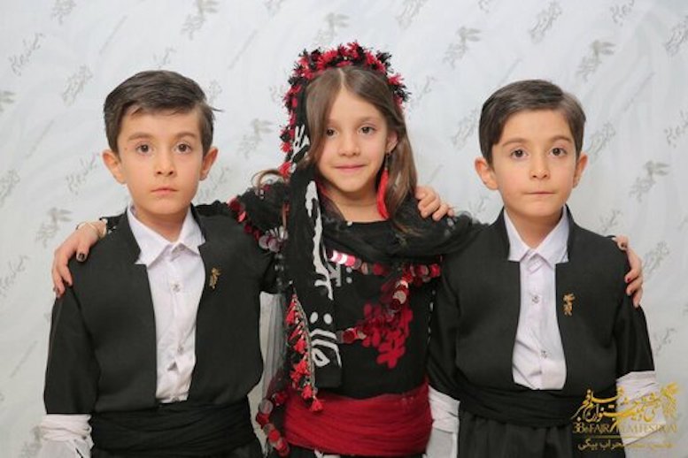  			 				 					سه بازیگر کودکِ «زیر درخت گردو» با لباس زیبای کردی 				 			 		