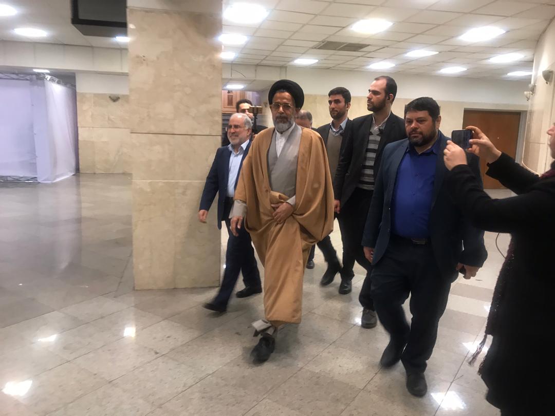 حضور رهبر انقلاب در دقایق اولیه رأی&zwnj;گیری پای صندوق رأی/ وزیر کشور: حدود 8 میلیون نفر تا ساعت 12 رأی دادند/ رای دادن بدون اثر انگشت مجاز است/ متولدین 2 اسفند 80 و قبل از آن می&zwnj;توانند رأی بدهند