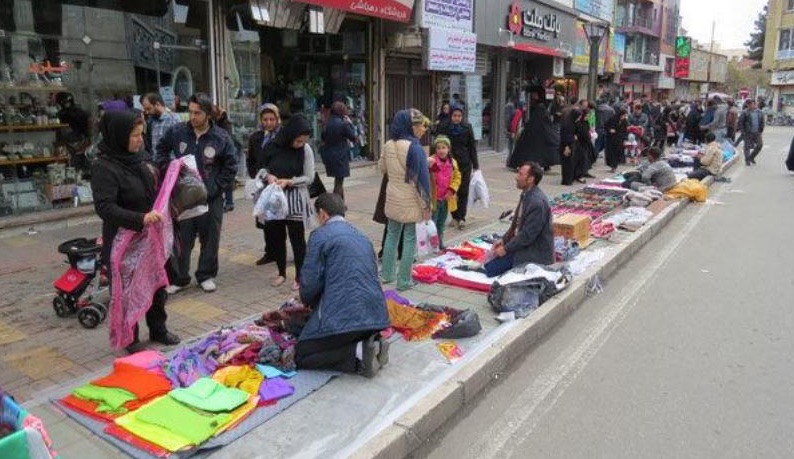 دستفروشان در خیابان‌ها به دنبال نان حلال شب عیدی