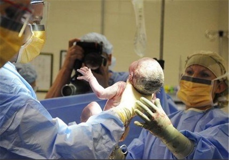 نگاه عجیب نوزاد تازه متولد به پزشک سوژه شد