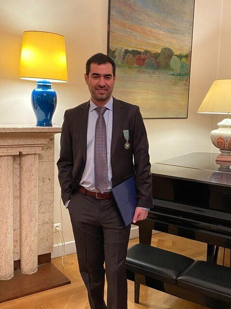 شهاب حسینی از سفارت فرانسه نشان شوالیه دریافت کرد