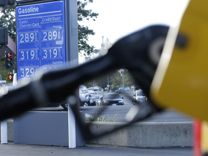 افزایش قیمت بنزین در کالیفرنیا با عدم تمدید معافیت‌های ایران