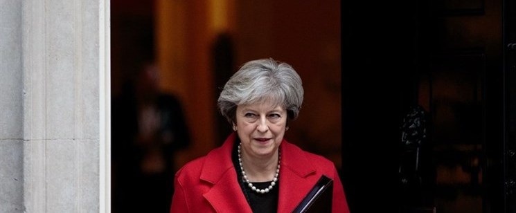 			 				 					نخست‌وزیر انگلیس رسماً از مقام خود کناره‌گیری کرد 				 			 		