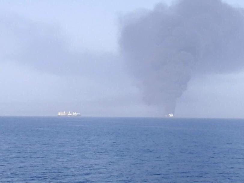حمله به 2 نفتکش غول پیکر در دریای عمان/ قیمت نفت افزایش یافت/ نفت کش ها در حال غرق شدن/ نیروی دریایی ایرا وارد عمل شد+ جرئیات