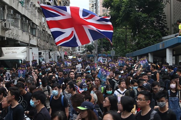 ادامه اعتراضات در هنگ‌کنگ با پرچم انگلیس و آمریکا
