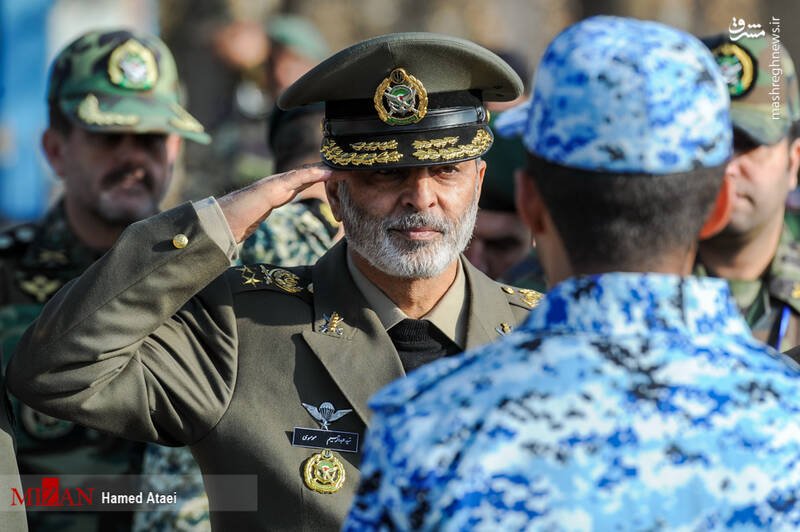  			 				 					احترام نظامی سرلشکر موسوی در برابر سرباز 				 			 		