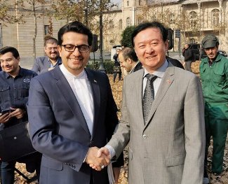                                                    دیدار اتفاقی سفیر چین در ایران با موسوی در 