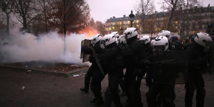 پلیس فرانسه علیه معترضان از گاز اشک‌آور استفاده کرد