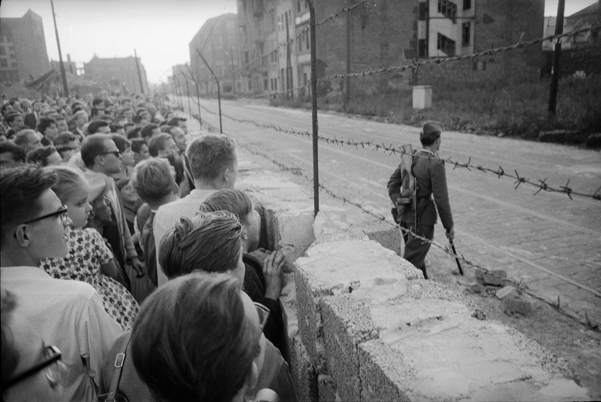 تحریم کالا توسط مردم در دوره پهلوی / خاندان حاکم بر سیاست آمریکا / ساخت دیوار برلین در بحبوحه جنگ سرد / آزادی اسرای متفقین از اردوگاه‌های آلمانی