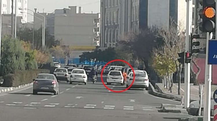                                                    رونمایی از یک شغل زنانه در تهران: عابرزنی!                                       