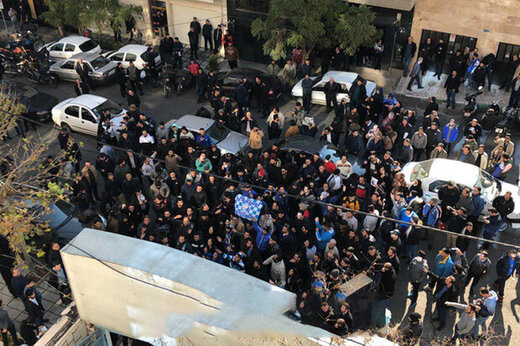                                                    تجمع هواداران معترض استقلال مقابل باشگاه                                       