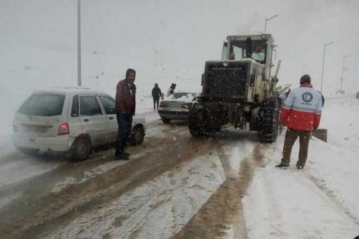                                                    امدادرسانی به خودرو‌های گرفتار در برف در سیاهکل                                       