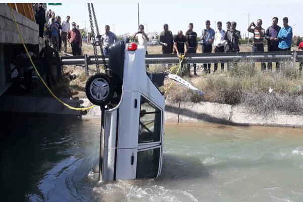                                                    سقوط پراید به کانال آب در محمدیه حادثه آفرید                                       
