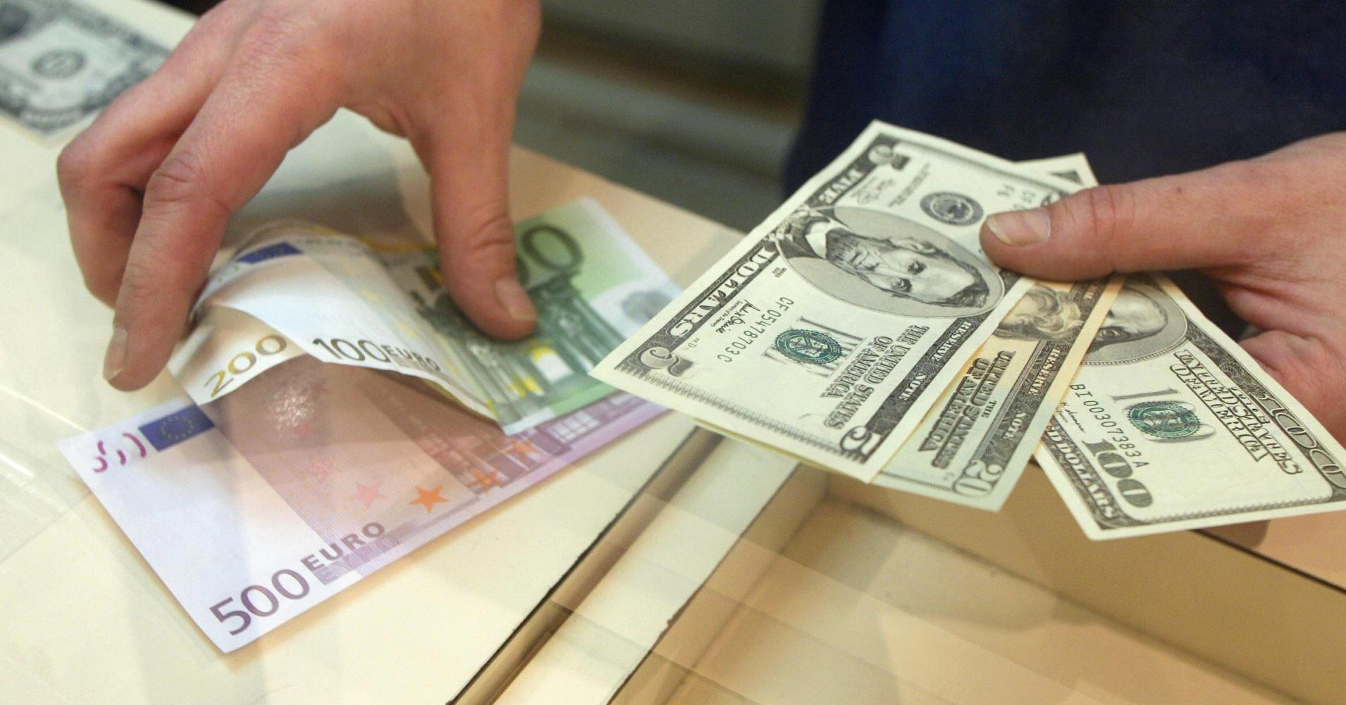قیمت دلار و یورو در بازار امروز دوشنبه ۱۷ شهریور ۹۹/کاهش نرخ رسمی یورو و پوند