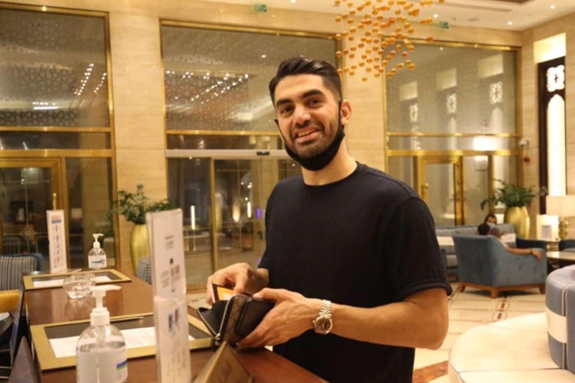 ورود علی کریمی به هتل استقلال دوحه - تابناک  تابناک