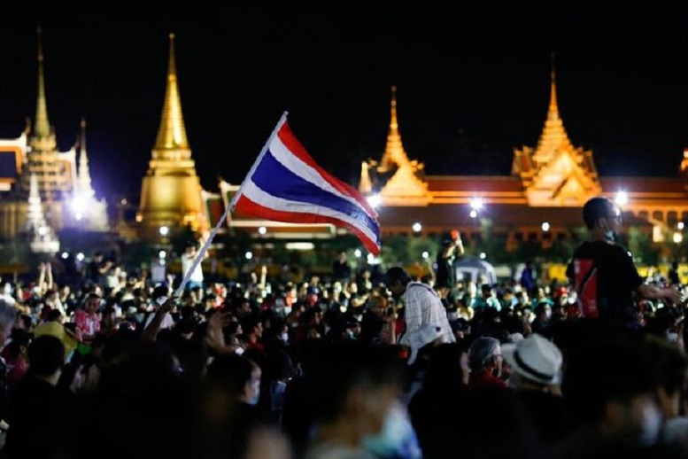                                                    تظاهرات ده‌ها هزار نفری در تایلند علیه دولت و پادشاهی                                       