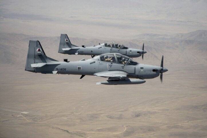                                                    تحویل ۴ هواپیمای جنگی به افغانستان                                       