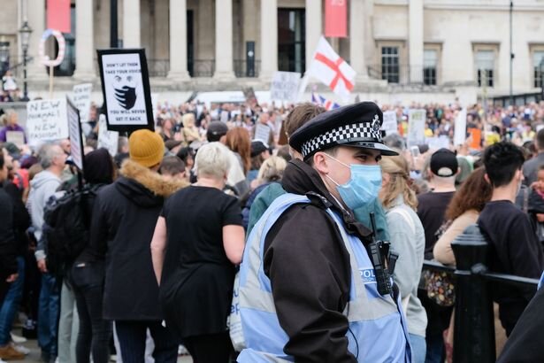 اعتراض هزاران انگلیسی به محدودیت‌های قرنطینه