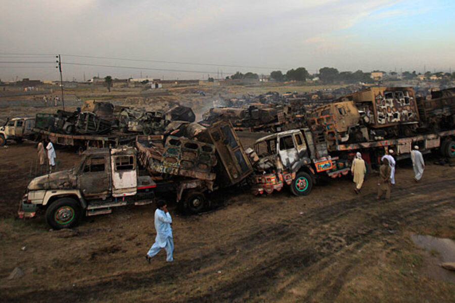                                                    خودروهای نظامی ناتو در پاکستان به آتش کشیده شد                                       