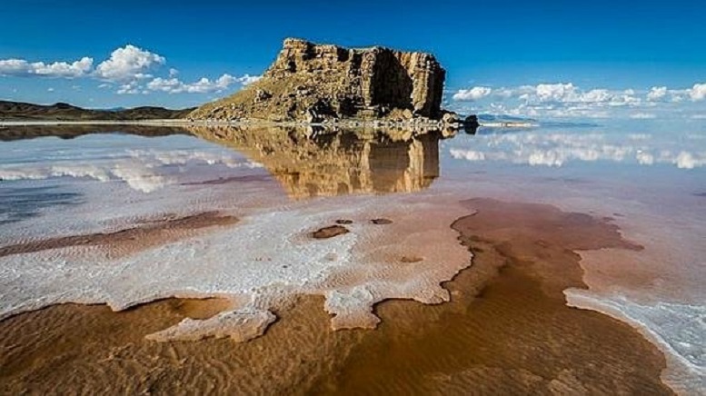                                                    کاهش عجیب وسعت دریاچه ارومیه نسبت به سال قبل                                       