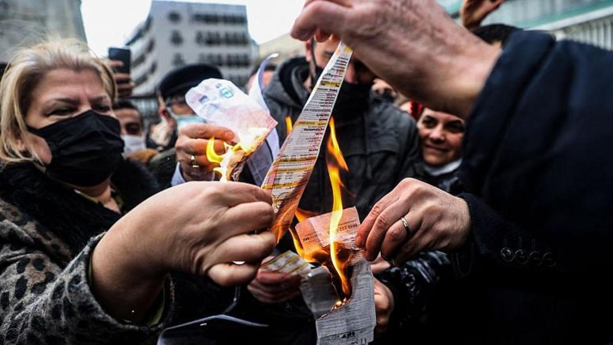                                                    مردم در ترکیه قبض‌های برق را آتش زدند                                       