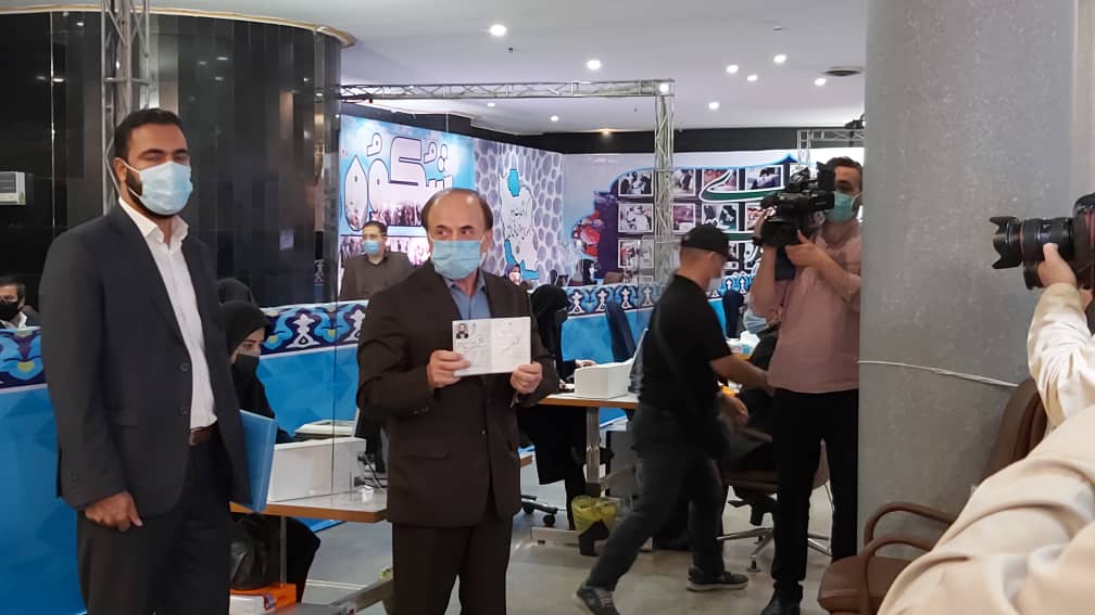 ماراتن ثبت&zwnj;نام داوطلبان ریاست&zwnj;جمهوری آغاز شد/ یکی از وزیران احمدی&zwnj;نژاد ثبت&zwnj;نام کرد/ کدخدایی: مدارک افرادی که خارج از مصوبه شورای نگهبان باشند، تحویل گرفته نمی&zwnj;شود/ &laquo;سعید محمد&raquo; ثبت&zwnj;نام کرد