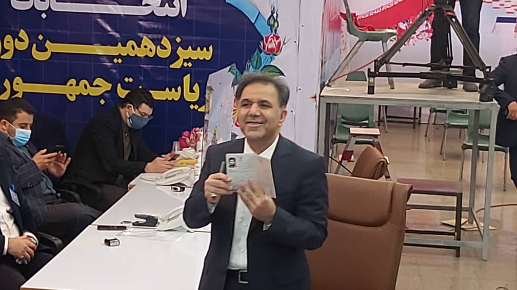 &laquo;علی لاریجانی&raquo; آمد/ &laquo;محسن هاشمی&raquo; اولین ثبت&zwnj;نام روز آخر/ تیم حفاظت رئیس قوه قضاییه در وزارت کشور مستقر شد/ &laquo;عباس آخوندی&raquo; و وزیر احمدی&zwnj;نژاد هم کاندیدا شدند