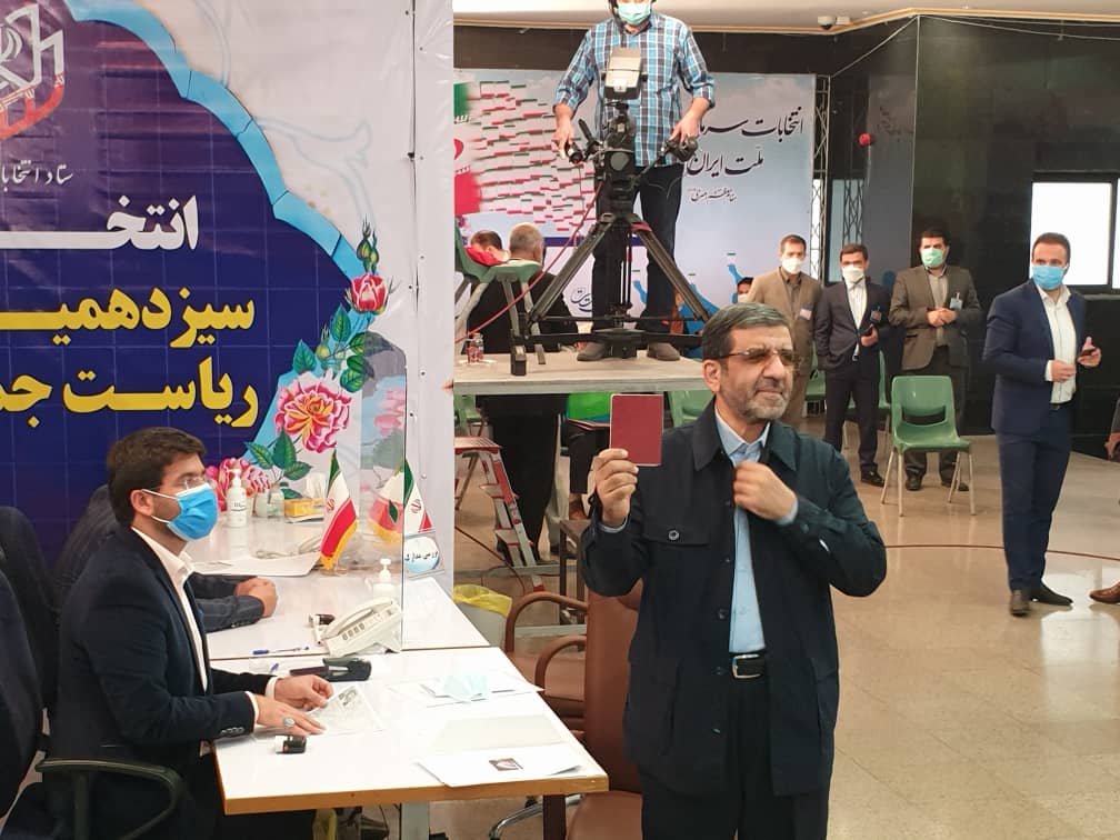 رئیسی وارد وزارت کشور شد/ &laquo;علی لاریجانی&raquo; آمد/ &laquo;محسن هاشمی&raquo; اولین نفر ثبت&zwnj;نام کرد/ تیم حفاظت رئیس قوه قضاییه در وزارت کشور مستقر شد/ &laquo;عباس آخوندی&raquo; و وزیر احمدی&zwnj;نژاد هم کاندیدا شدند/ بیانیه انتخاباتی رئیسی: مستقل آمده&zwnj;ام