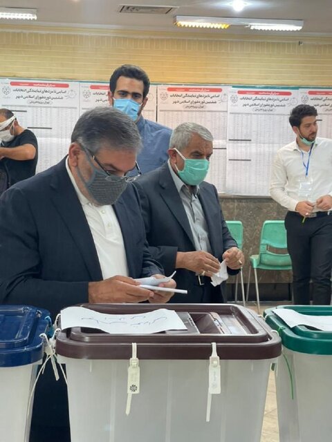 همراه داشتن شناسنامه، شماره ملی، ماسک و خودکار برای رأی دادن الزامی است/ کدام مسئولان تاکنون رأی داده&zwnj;اند؟؛ از خاتمی&zwnj;های چپ و راست تا فرماندهان عالی نظامی/ رضایی، رئیسی و همتی پس از شرکت در انتخابات چه گفتند؟