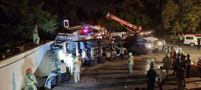 تصادف ۲ کامیون در ولنجک تهران ۳ کشته داشت
