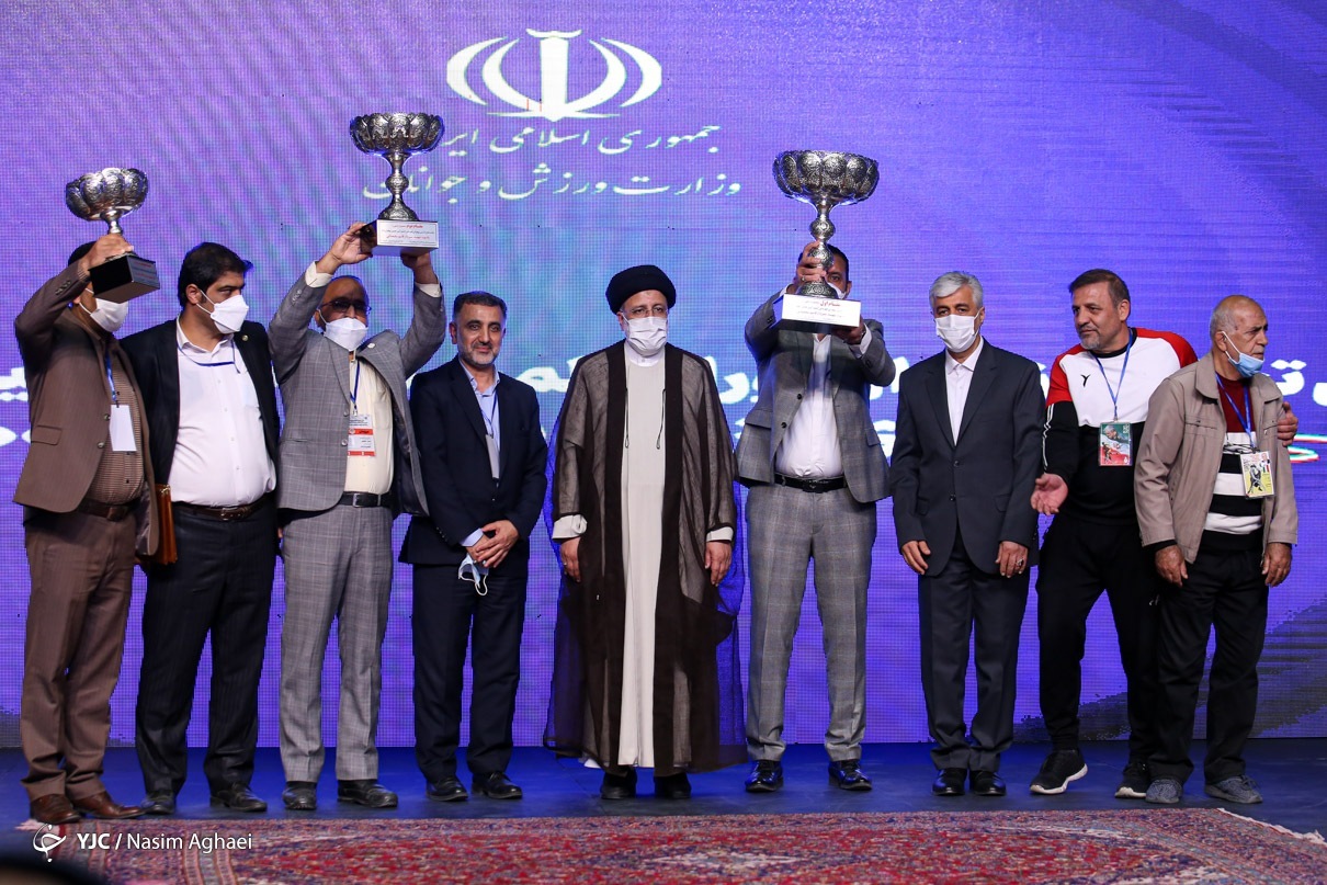 روزی که رئیسی بین کشتی‌گیران نشست/ اهدای جوایز مدال‌آوران المپیک و پارالمپیک و بازوبند پهلوانی ایران توسط رئیس‌جمهور