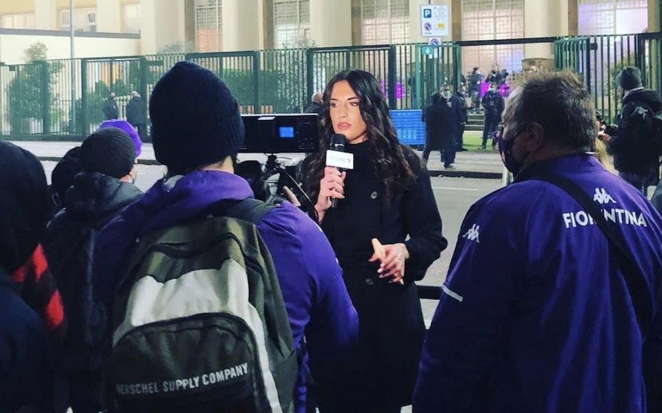 تعرض جنسی هوادار به خبرنگار زن درلحظه گزارش زنده!