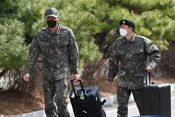 دو بازیکن کره‌جنوبی با لباس سربازی در اردوی بازی با ایران!