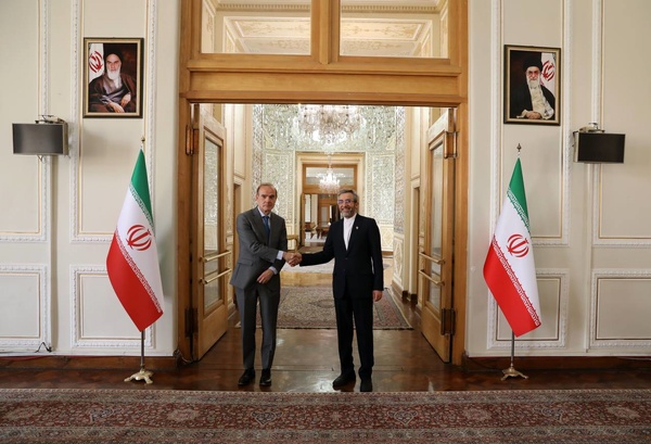 سفر انریکه مورا به تهران می تواند گره کور مذاکرات احیای برجام را باز کند؟/ ایران و آمریکا می توانند به یک راه حل بینابین برسند؟