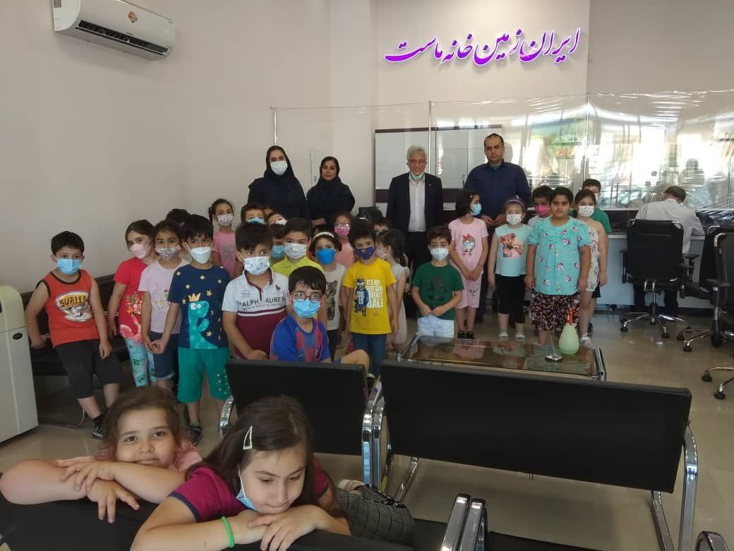 بازدید کودکان از شعبه بانک ایران زمین