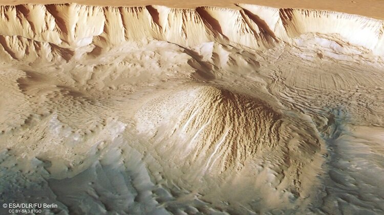 تصاویر بزرگ‌ترین دره منظومه شمسی