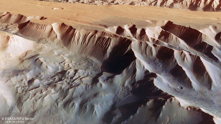تصاویر بزرگ‌ترین دره منظومه شمسی