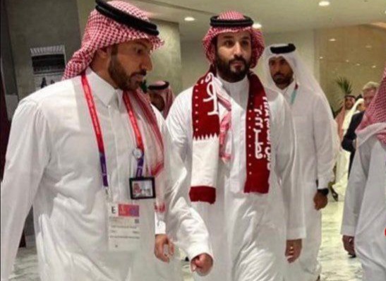 نمایش فریبنده بن سلمان با پوشیدن شال قطر