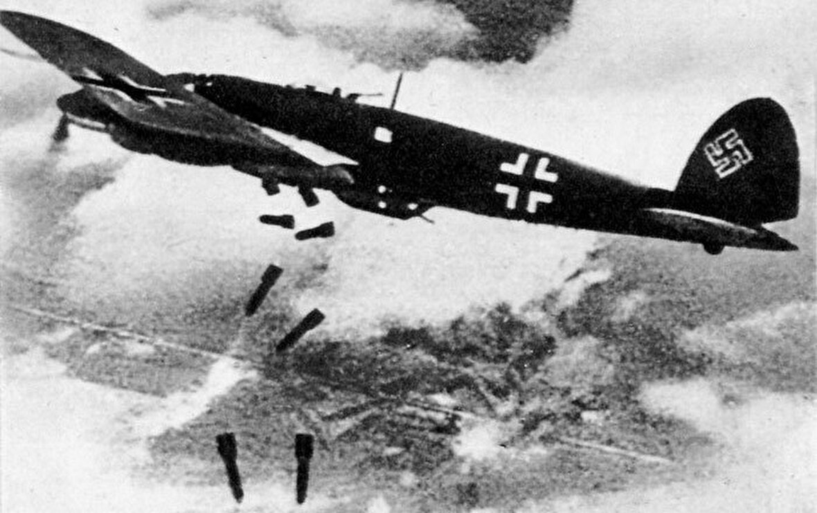Немецкие самолета бомбят Москву 1941. Немецкие Юнкерсы 1941 бомбят. Бомба Люфтваффе 22 июня 1941. Немецкие самолеты 22 июня 1941 года начало Великой Отечественной войны.