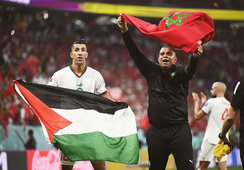 جشن صعود و سجده مراکش در جام‌جهانی با پرچم فلسطین