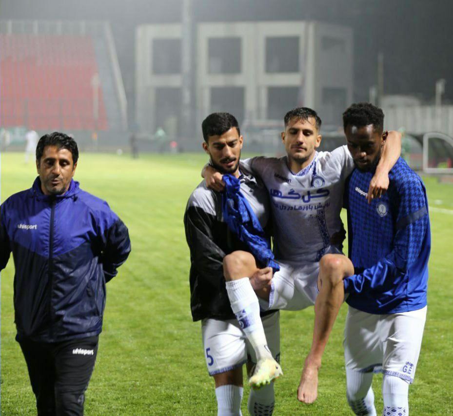 عکس عجیب از خروج بازیکن مصدوم در لیگ مثلا حرفه‌ای ایران