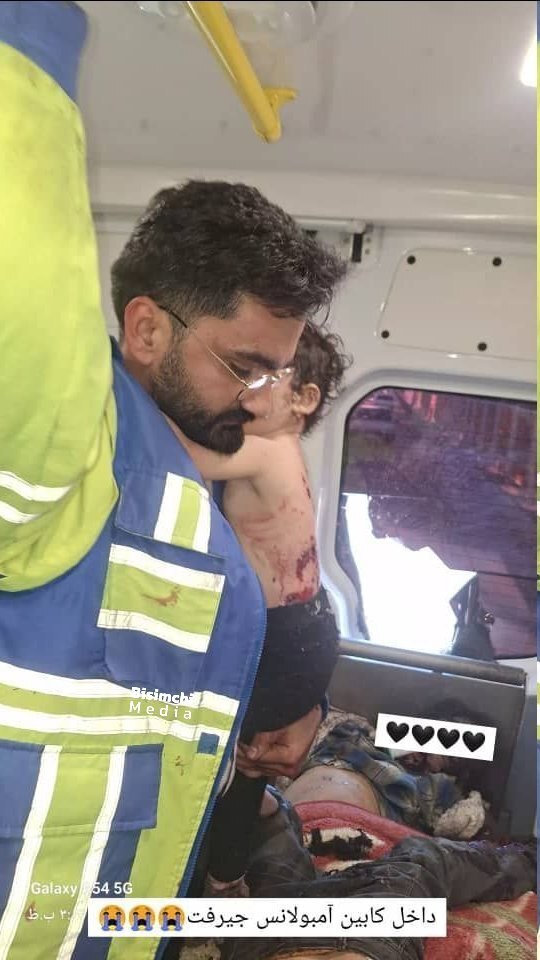 تصویری تأثرانگیر از کودک زخمی در آغوش امدادگر
