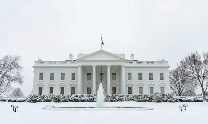 عکسی جالب از کاخ سفید در محاصره برف