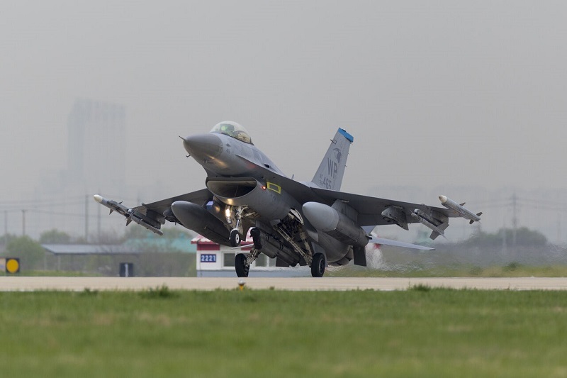                               سقوط جنگنده اف-۱۶ آمریکا در سواحل کره جنوبی                      