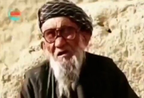 پیرمرد افغانی که روزی یک کیلو سنگ می‌خورد!